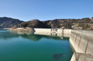 水はエメラルドグリーンでキレイ