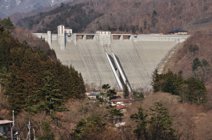 四万川ダム放流中1